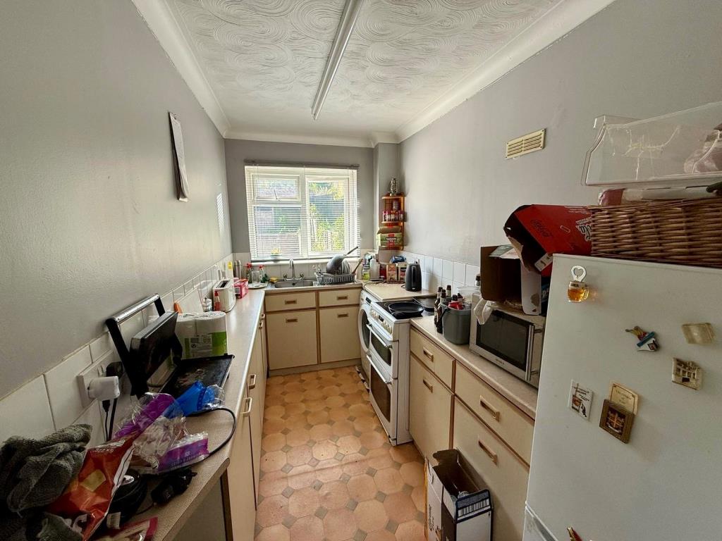 Lot: 68 - FREEHOLD INVESTMENT - PURPOSE-BUILT BLOCK OF TWO FLATS - First floor flat kitchen